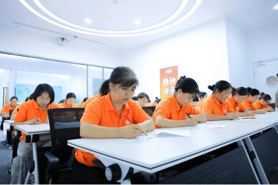 从课堂到家庭：揭秘爱君家政“三位一体”的高标准培训体系